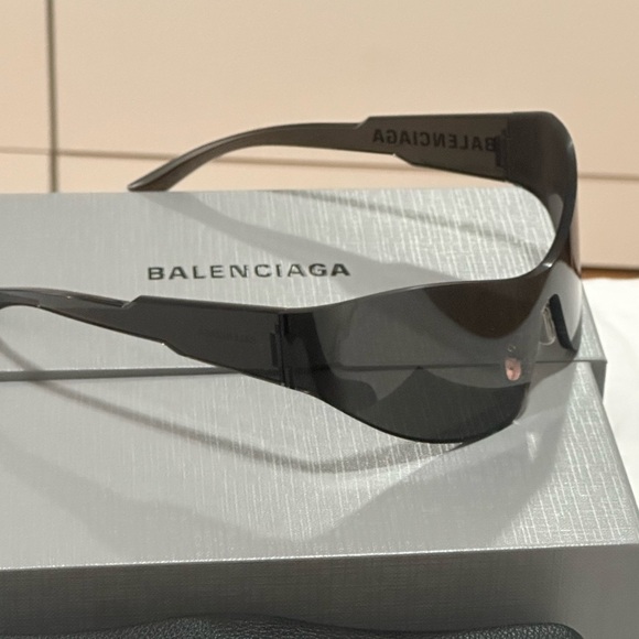 BALENCIAGA MONO CAT 2.0 SUNGLASSES - Picture 8 of 14